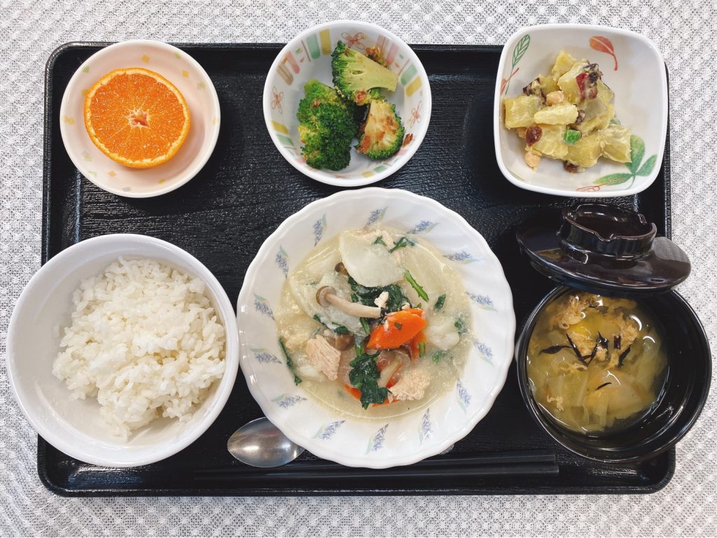 １月７日金曜日　きょうのお昼ごはんは、豆乳煮・おさつサラダ・花野菜のおかか和え・みそ汁・くだものでした。
