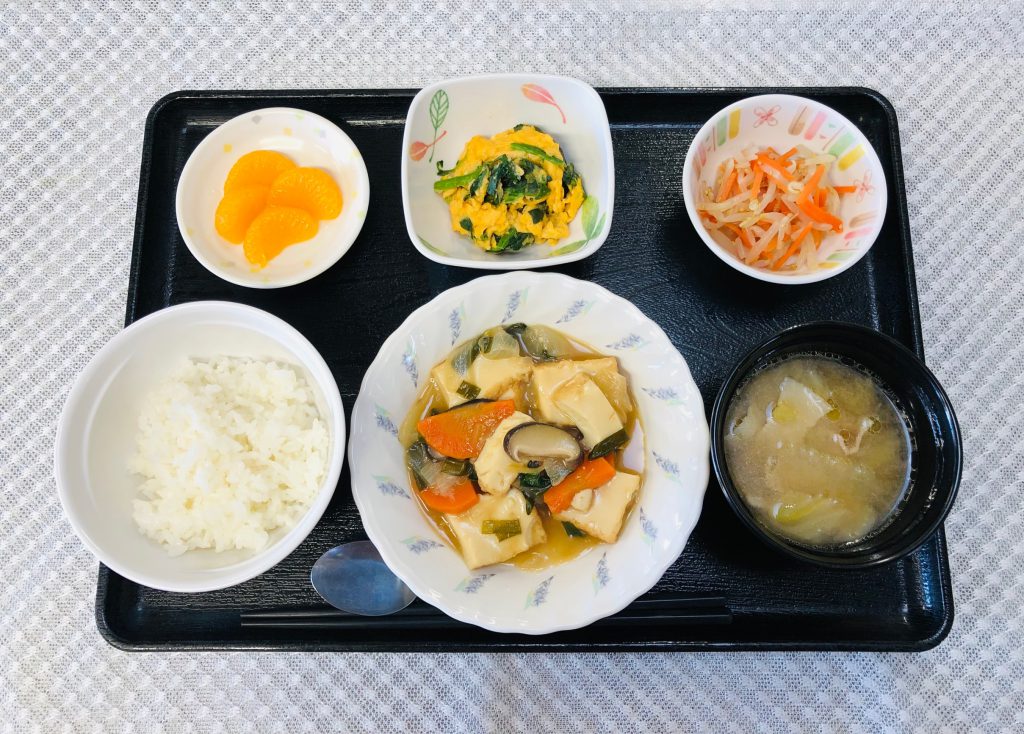 １月８日土曜日　きょうのお昼ごはんは、あんかけ厚揚げ・ほうれん草の卵炒め・ナムル・豚汁・くだものでした。