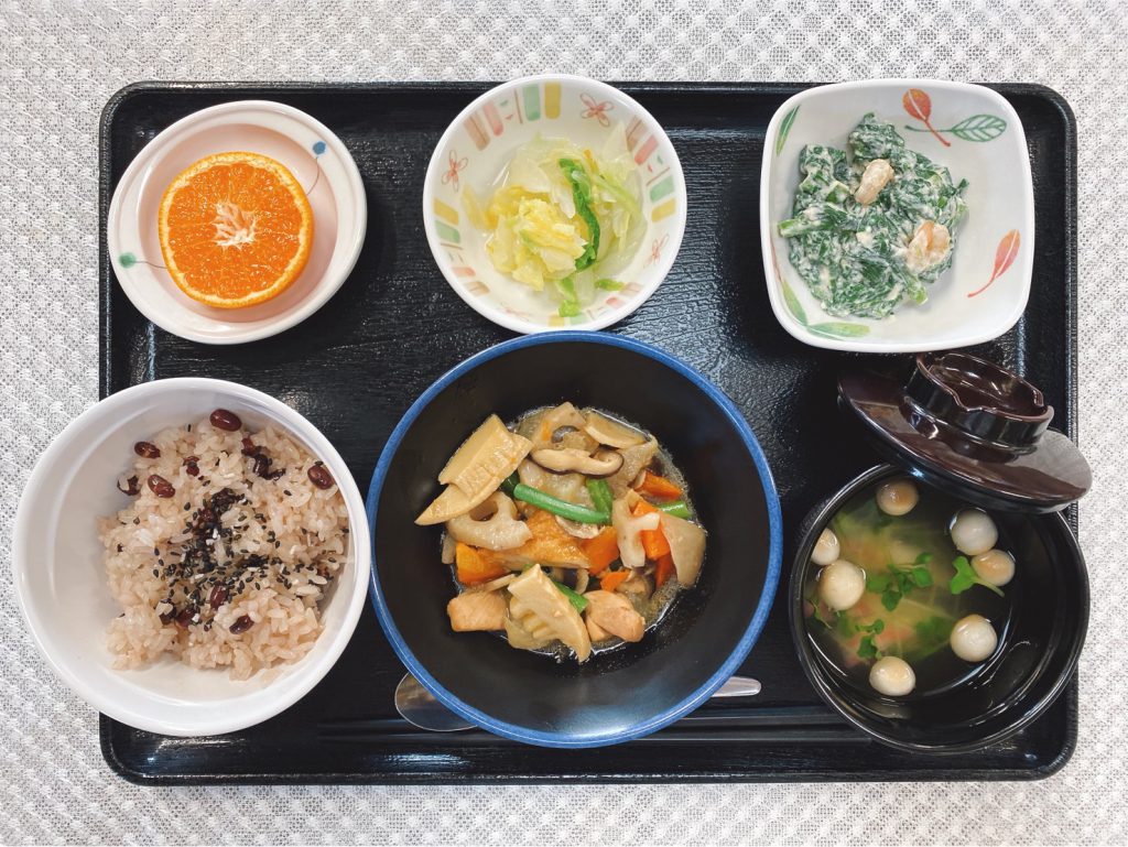 1月10日月曜日　きょうのお昼ごはんは、成人お祝い赤飯・筑前煮・えびと春菊の白和え・ゆず浸し・お吸い物・くだものでした。