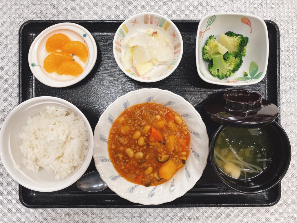 1月11日火曜日　きょうのお昼ごはんは、ポークビーンズ・りんごと白菜のサラダ・花野菜・みそ汁・くだものでした。