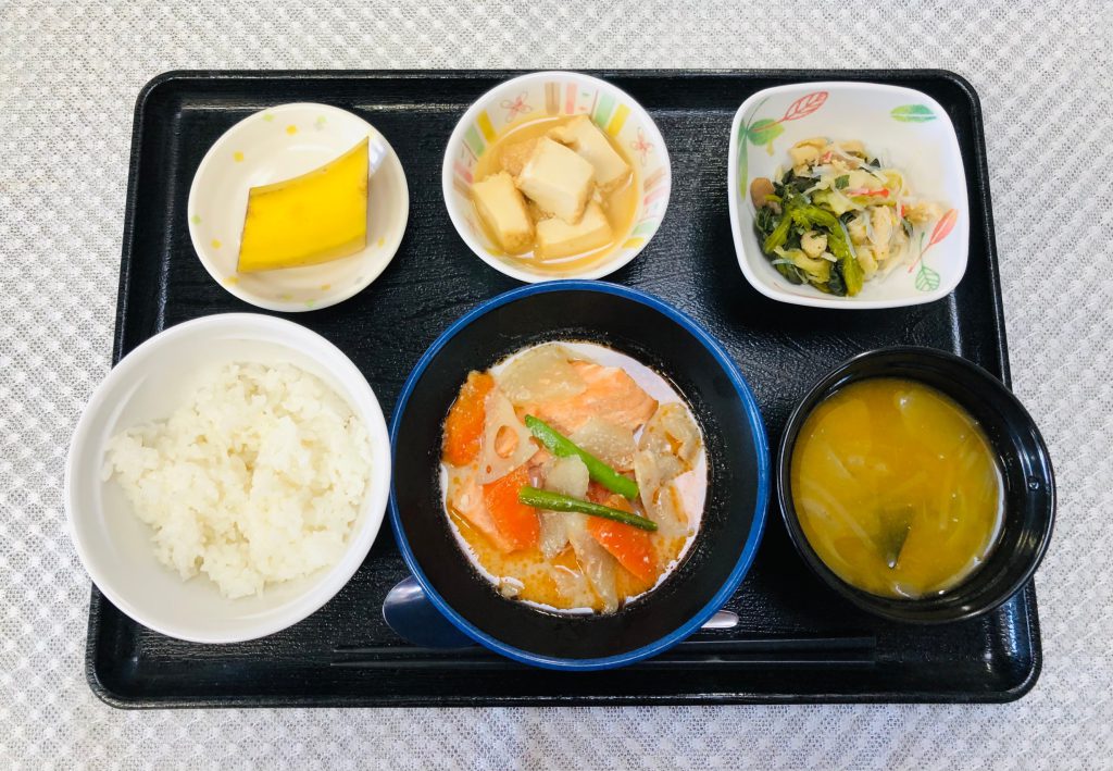 1月12日水曜日　きょうのお昼ごはんは、鮭と根菜の酒粕煮・小松菜と春雨のからし和え・厚揚げ煮・みそ汁・くだものでした。