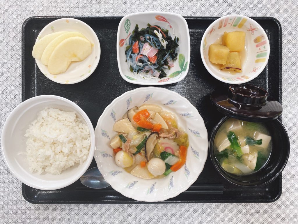 1月13日木曜日　きょうのお昼ごはんは、八宝菜・春雨の酢の物・おさつの甘辛煮・みそ汁・くだものでした。