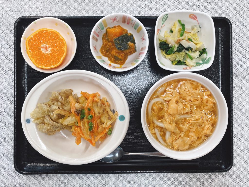 1月15日土曜日　きょうのお昼ごはんは、かきたまうどん・かき揚げ・煮物・生姜和え・みそ汁・くだものでした。