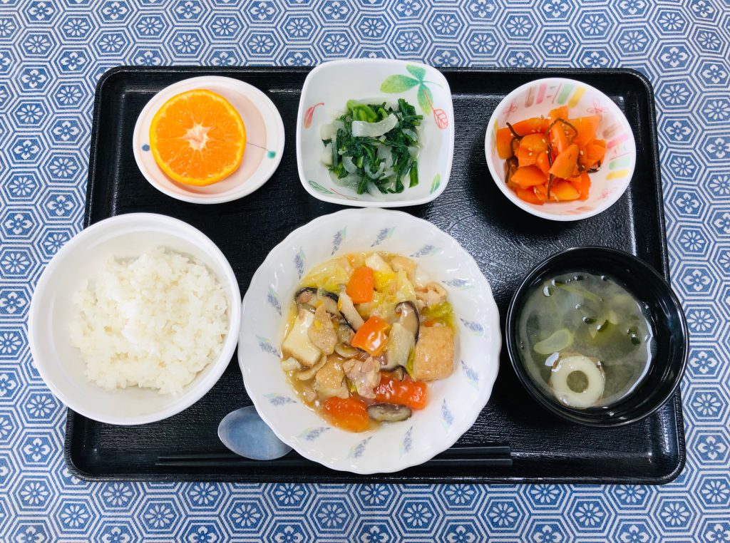 １月１８日火曜日　きょうのお昼ごはんは、鶏肉と厚揚げの煮物・春菊のナムル・人参の和風ピクルス・みそ汁・くだものでした。