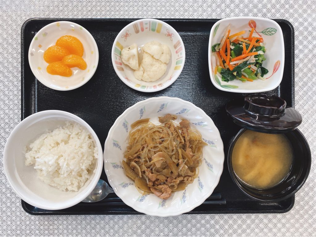 １月１９日水曜日　きょうのお昼ごはんは、ごぼうと豚肉のしぐれ煮・ツナ和え・カリフラワーのマリネ・みそ汁・くだものでした。