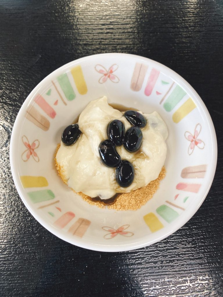 １月２１日金曜日　きょうのおやつは、甘納豆の豆腐チーズケーキでした。