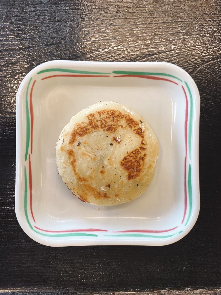 1月24日月曜日　きょうのおやつは、梅ケ枝もち（郷土のお菓子・福岡県）でした。