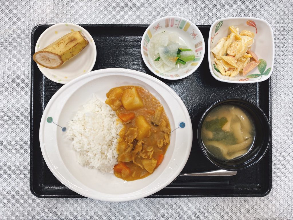 1月25日火曜日　きょうのお昼ごはんは、カレーライス・ゆで卵サラダ・浅漬け・みそ汁・くだものでした。