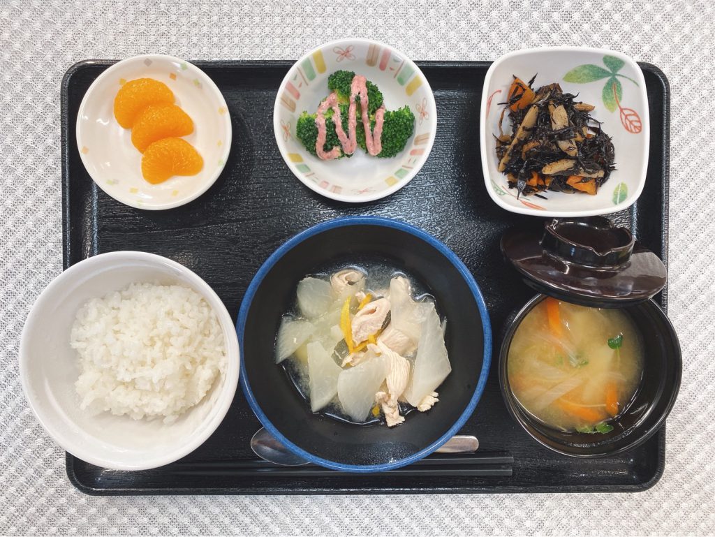 1月26日水曜日　きょうのお昼ごはんは、ゆず香る鶏大根・ひじきの炒め煮・梅マヨ和え・みそ汁・くだものでした。