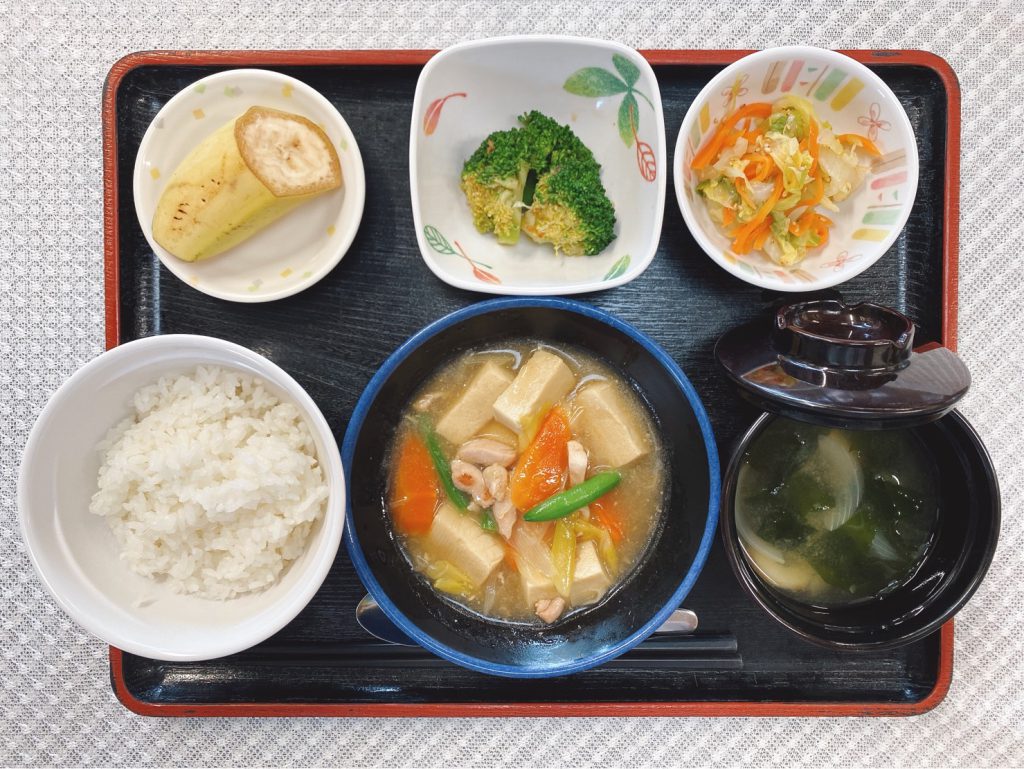 ２月１日火曜日　きょうのお昼ごはんは、高野豆腐のとろとろ煮・おかかポン酢和え・ナムル・みそ汁・くだものでした。