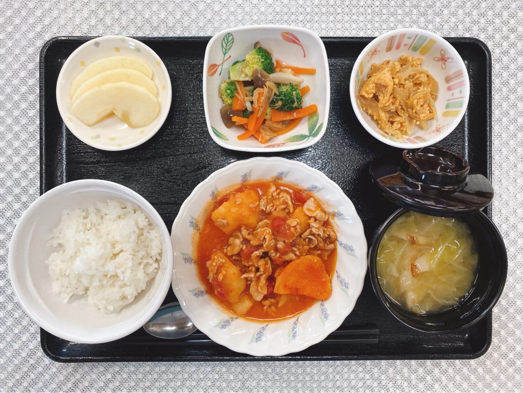 ２月２日水曜日　きょうのお昼ごはんは、豚肉とじゃが芋のトマト煮・きのこ和え・玉ねぎの卵とじ・みそ汁・くだものでした。