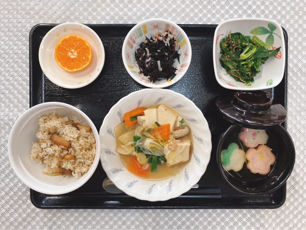 ２月３日木曜日　きょうのお昼ごはんは、いわしご飯・けんちん煮・青菜の旨味和え・ひじきの酢の物・お吸い物くだものでした。