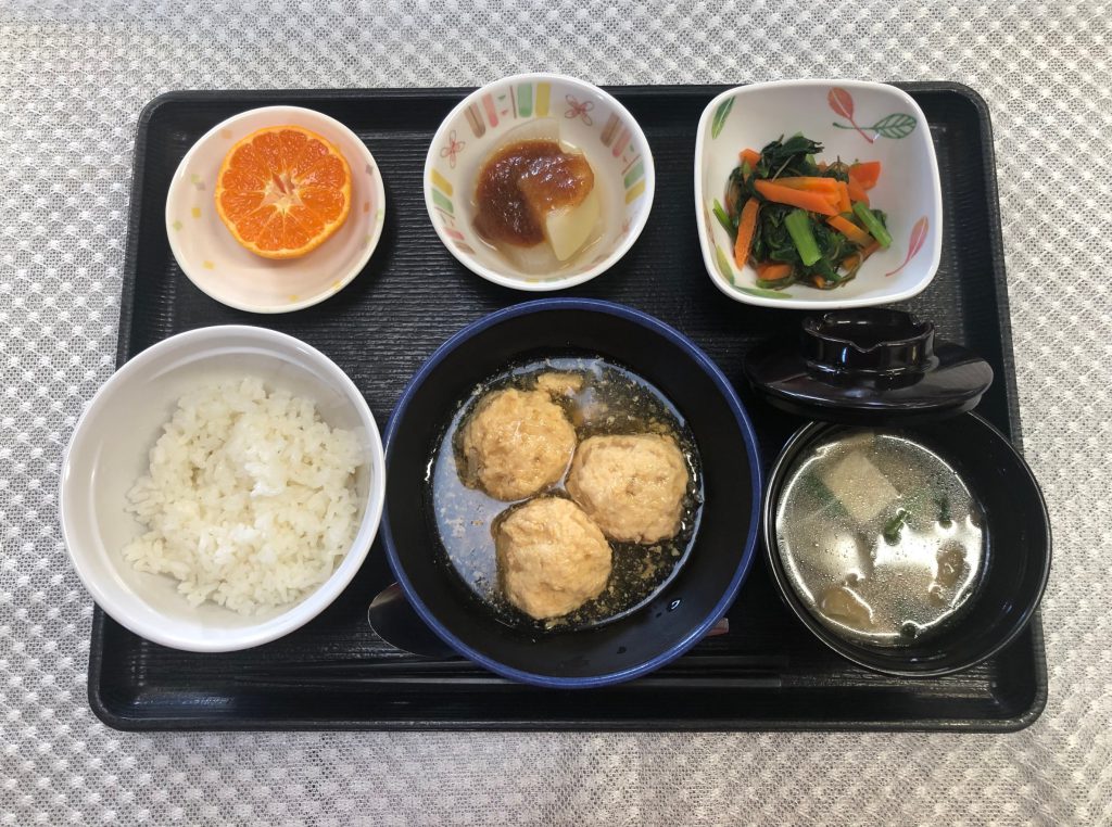 ２月４日金曜日　きょうのお昼ごはんは、おからともやしのつくね煮・和え物・ふろふき大根・みそ汁・くだものでした。