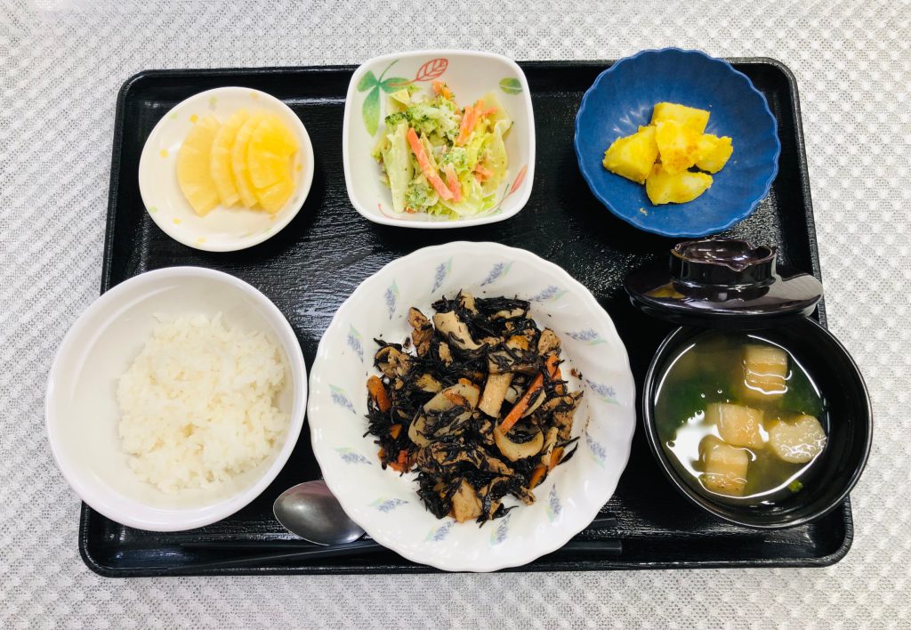 ２月５日土曜日　きょうのお昼ごはんは、磯炒め・和風コールスロー・カレーポテト・みそ汁・くだものでした。