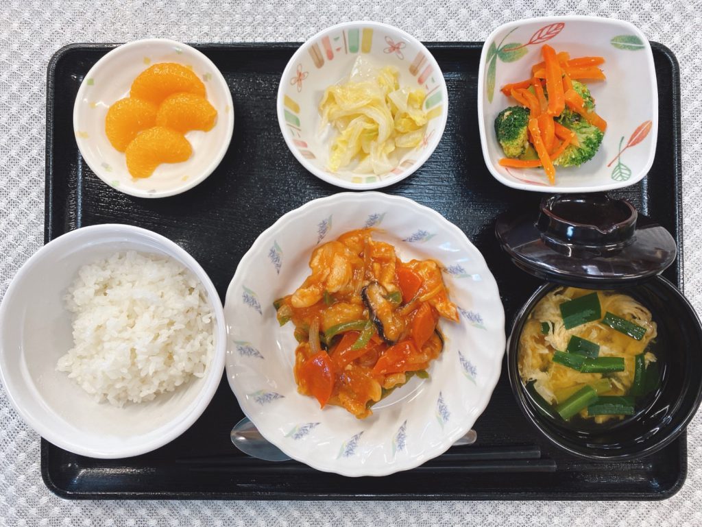 ２月７日月曜日　きょうのお昼ごはんは、酢鶏・白菜の中華風お浸し・からし和え・みそ汁・くだものでした。