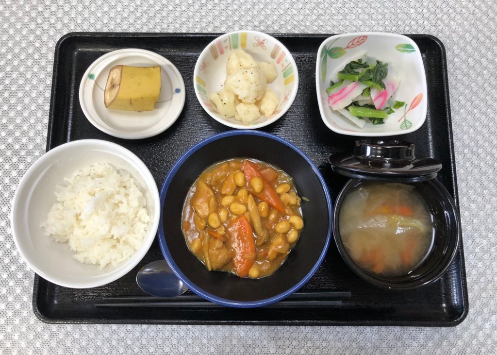 ２月14日月曜日　きょうのお昼ごはんは、鶏肉と大豆のカレー煮、サラダ、カリフラワーのマリネ、味噌汁、果物でした。