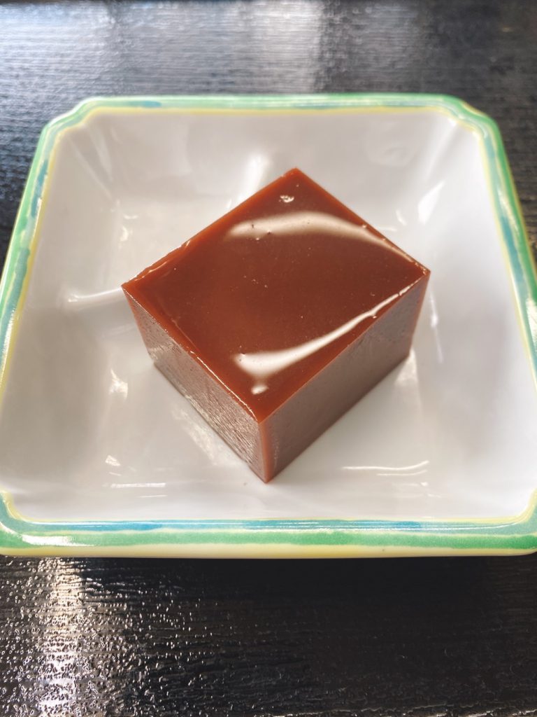 2月16日水曜日　きょうのおやつは、チョコようかんでした。