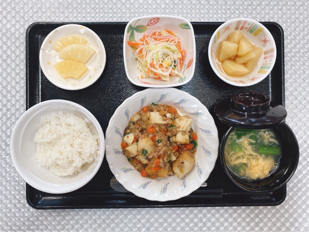 2月17日木曜日　きょうのお昼ごはんは、家常豆腐・春雨サラダ・じゃが煮・みそ汁・果物でした。