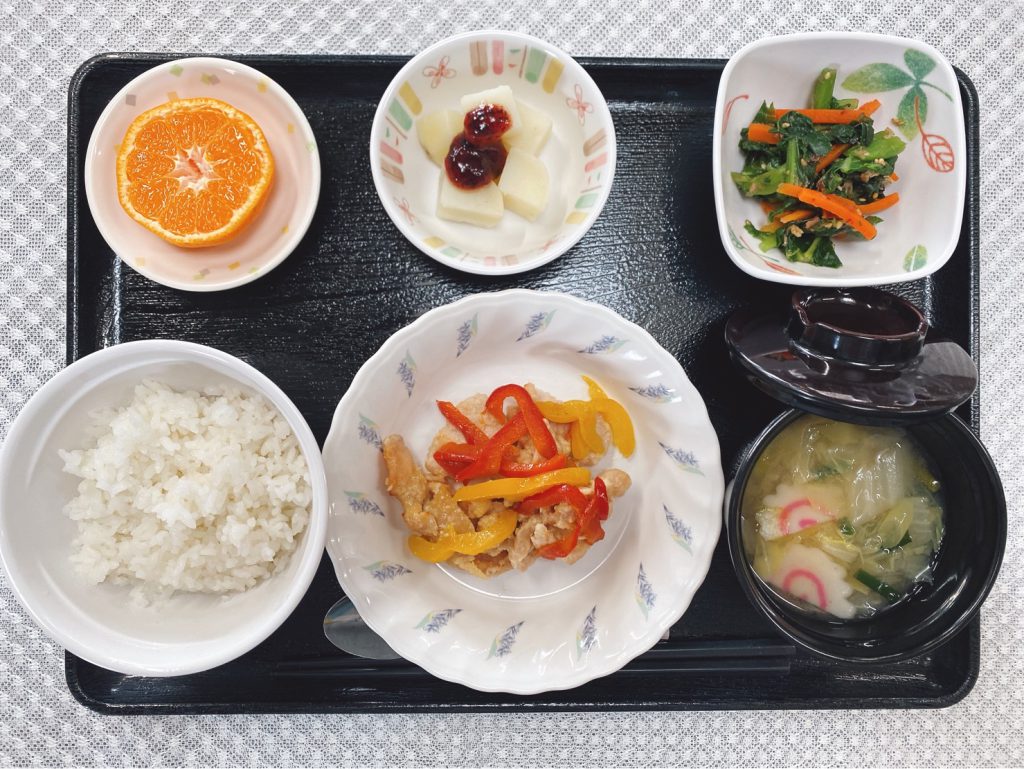 2月19日土曜日　きょうのお昼ごはんは、鶏肉の粕漬け焼き・青菜の旨味和え・梅じゃが・みそ汁・くだものでした。