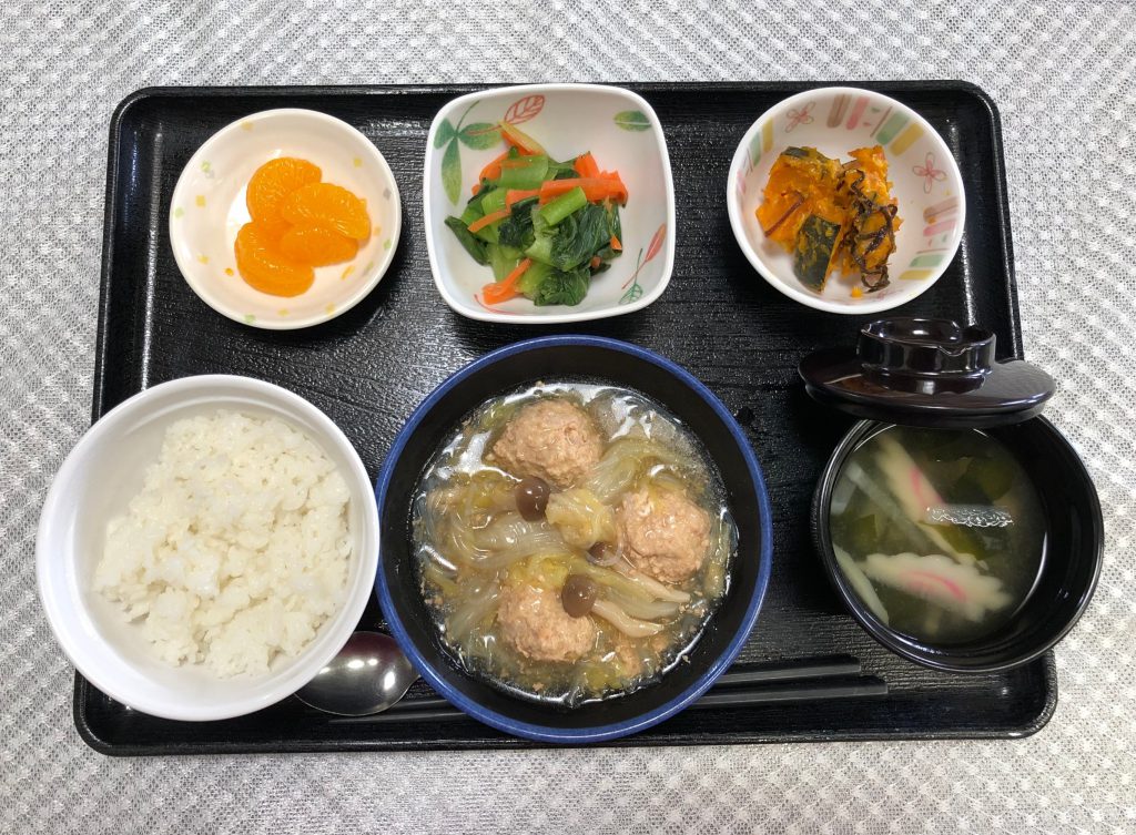 2月21日月曜日　きょうのお昼ごはんは、肉団子と白菜の旨煮・昆布かぼちゃ・からし酢みそ和え・みそ汁・くだものでした。