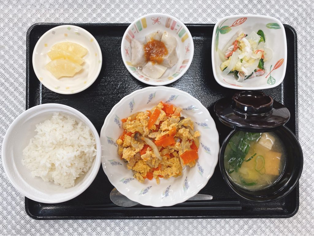 2月22日火曜日　きょうのお昼ごはんは、豚肉と人参の卵とじ・おろし和え・里芋の味噌だれ・みそ汁・くだものでした。
