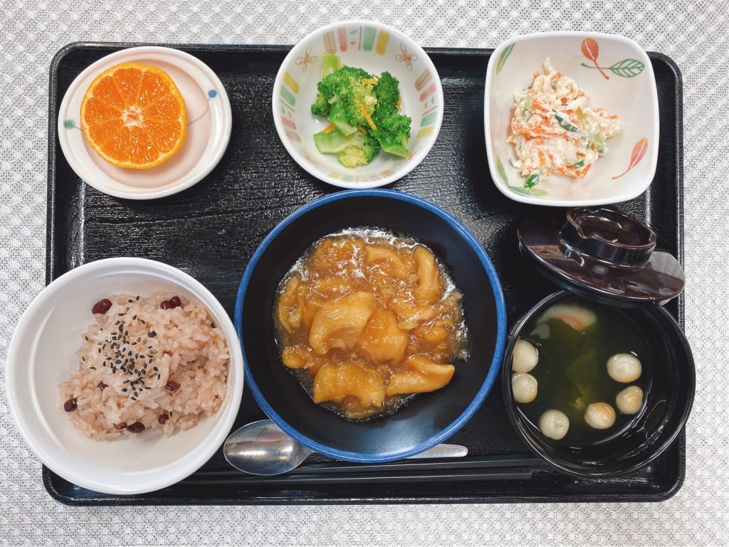 2月23日水曜日　きょうのお昼ごはんは、お赤飯・鶏肉の揚げ煮・おからサラダ・花野菜のゆず風味・お吸い物・くだものでした。