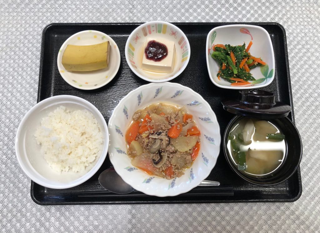2月25日金曜日　きょうのお昼ごはんは、根菜のそぼろ煮・春菊の和え物・煮奴・みそ汁・果物でした。