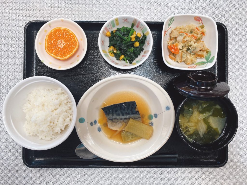 2月26日土曜日　きょうのお昼ごはんは、煮魚・炒りおから・ほうれん草のごま和え・みそ汁・くだものでした。