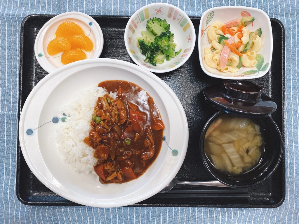 2月28日月曜日　きょうのお昼ごはんは、ハヤシライス・ゆで卵サラダ・花野菜・みそ汁・くだものでした。
