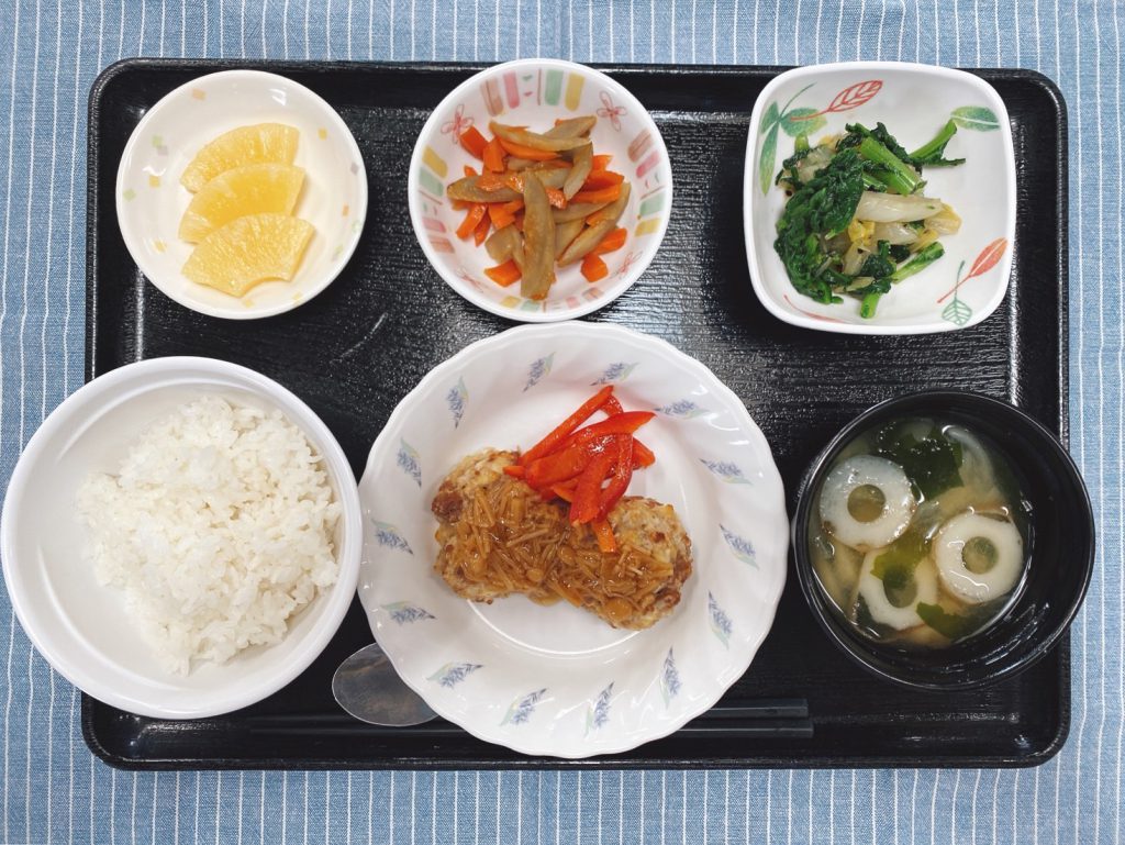 3月1日火曜日　きょうのお昼ごはんは、春菊と白菜のお浸し・きんぴら・みそ汁・果物でした。