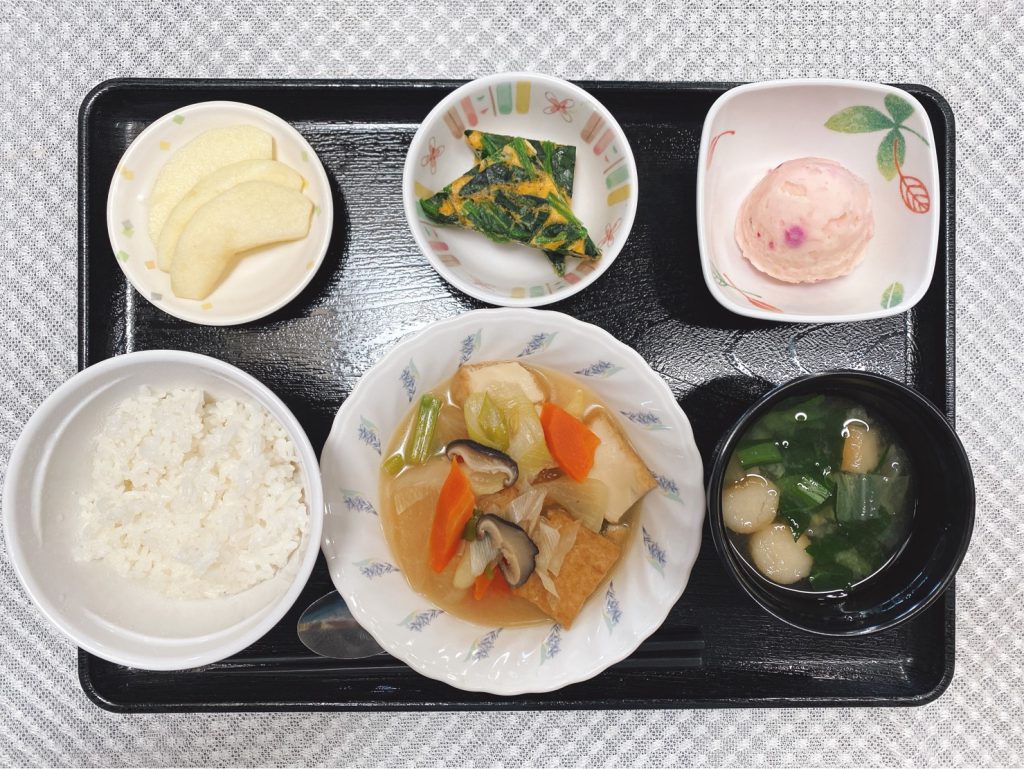 3月2日水曜日　きょうのお昼ごはんは、けんちん煮・ほうれん草の卵炒め・しば漬けポテト・みそ汁・くだものでした。