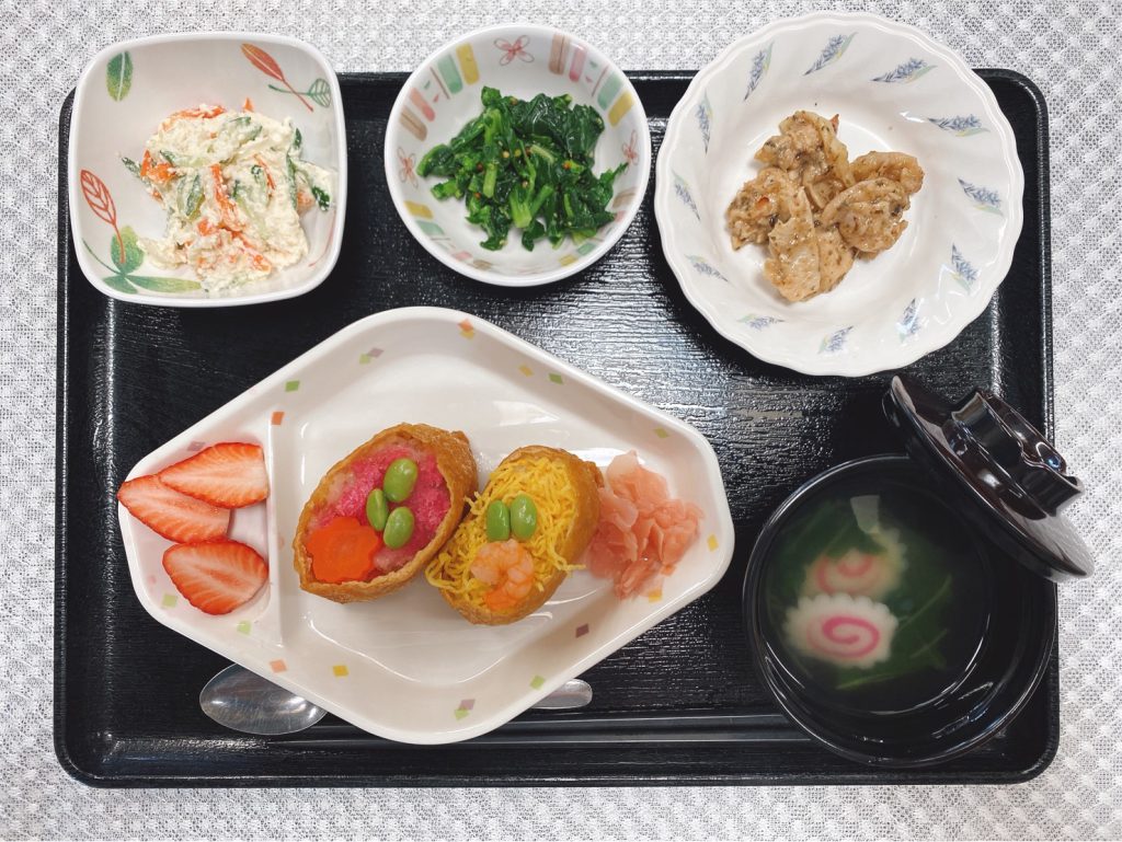 3月3日木曜日　きょうのお昼ごはんは、いなりずし・鶏肉の梅照り焼き・おからサラダ・菜花の粒マスタード・お吸い物・くだものでした。