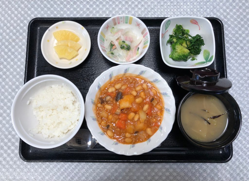 3月4日金曜日　きょうのお昼ごはんは、ポークビーンズ・大根サラダ・生姜和え・みそ汁・果物でした。