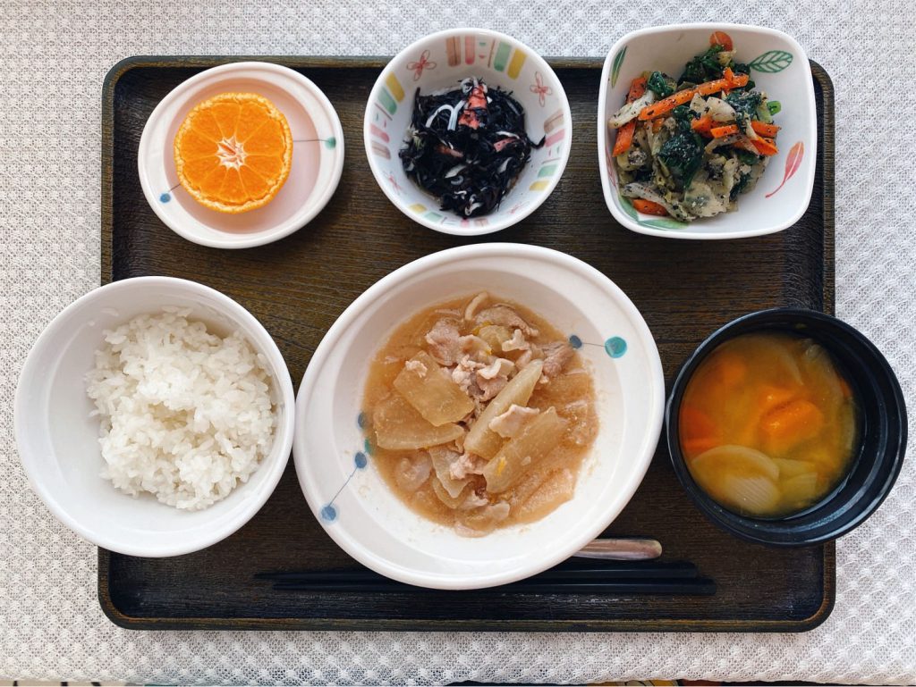 3月8日火曜日　きょうのお昼ごはんは、豚肉と大根のゆずみそ煮・ごま和え・ひじきの酢の物・味噌汁・果物でした。