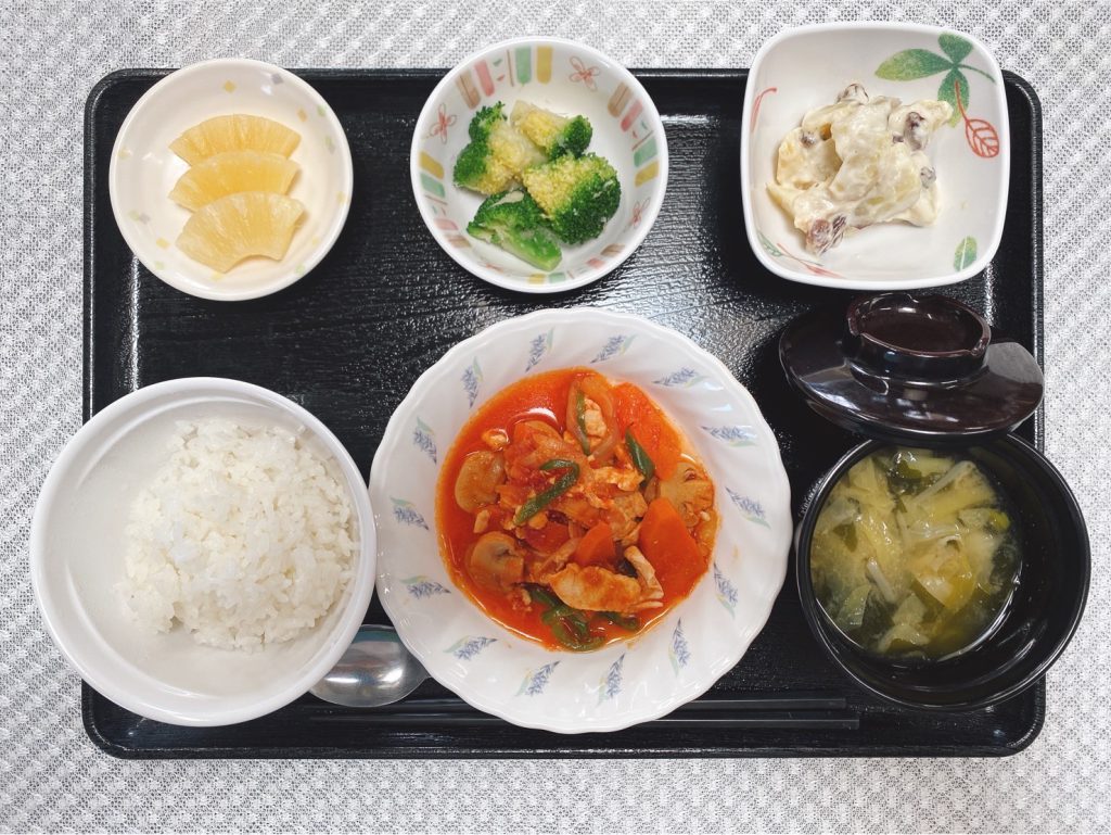 3月9日水曜日　きょうのお昼ごはんは、鶏肉のトマト煮・甘ずっぱおさつサラダ・生姜和え・味噌汁・果物でした。
