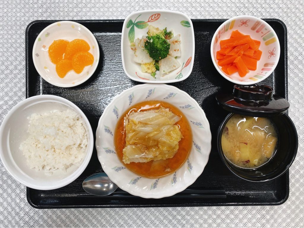 3月10日木曜日　きょうのお昼ごはんは、挽肉と白菜の重ね蒸し・花野菜のおかか和え・レモンバター人参・味噌汁・くだものでした。