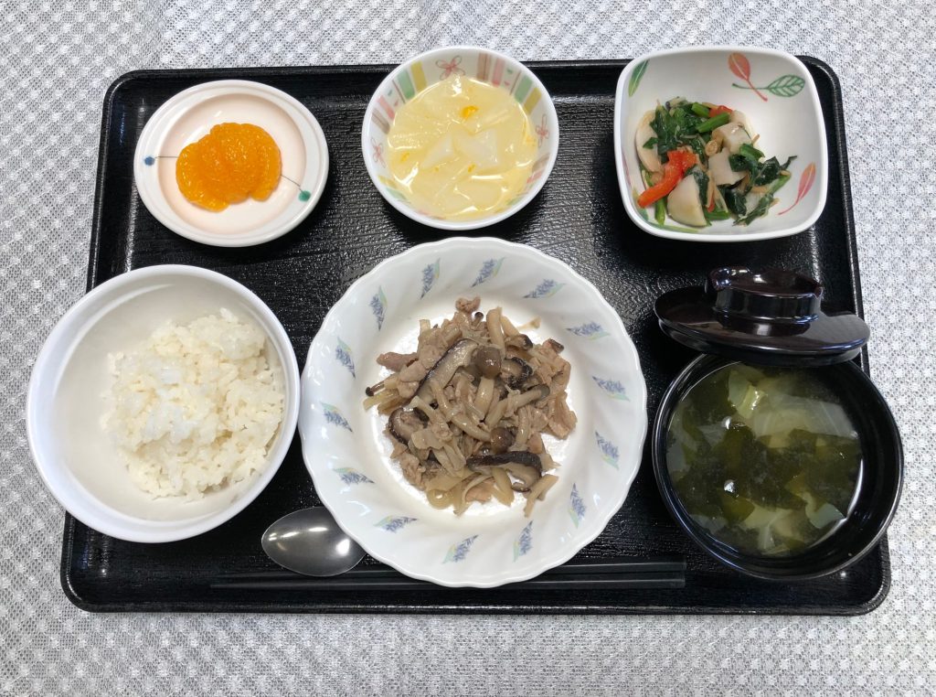 3月12日土曜日　きょうのお昼ごはんは、豚肉ときのこの炒めもの・里芋和え・大根のゆずあん・味噌汁・くだものでした。