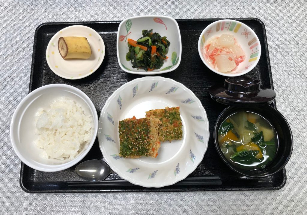 3月15日火曜日　きょうのお昼ごはんは、松風焼き、わかめ和え、かにかまあん、みそ汁、くだものでした。