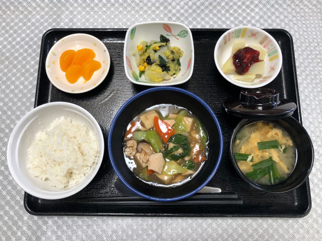 3月16日水曜日　きょうのお昼ごはんは、鶏肉と高野豆腐の中華煮、焼き海苔あえ、肉じゃが、みそ汁、くだものでした。