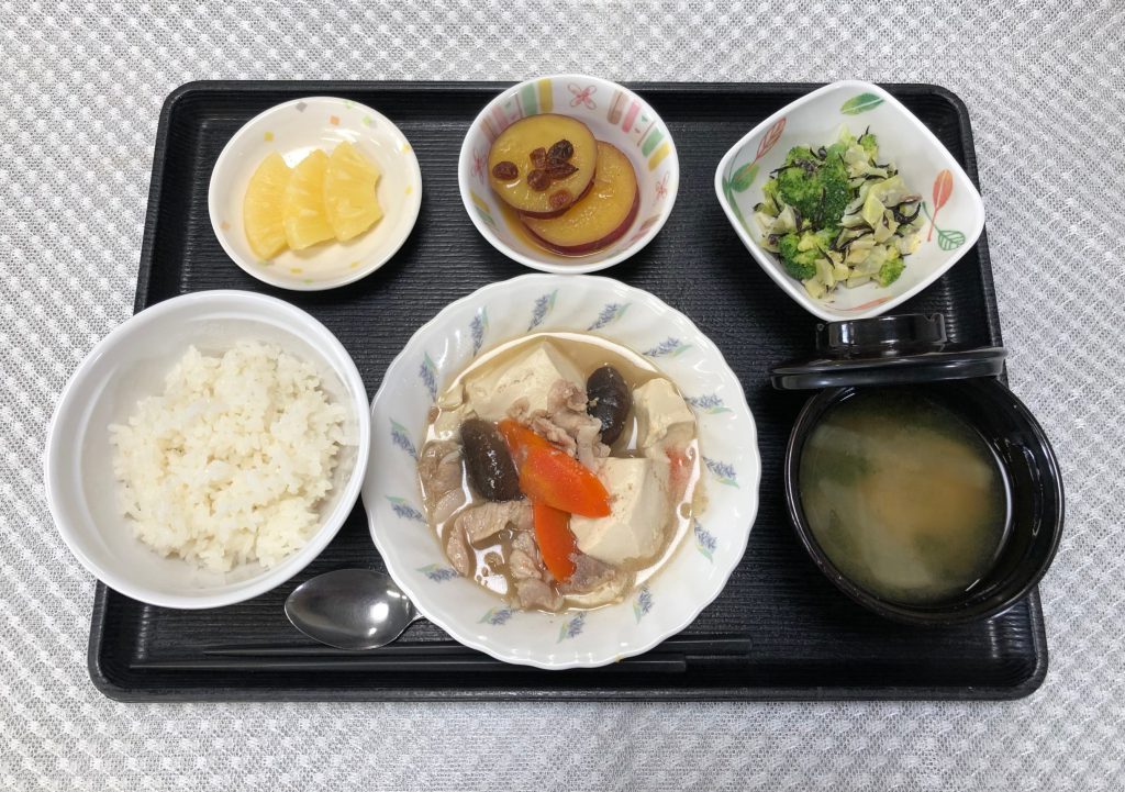 3月19日土曜日　きょうのお昼ごはんは、肉豆腐・みそマヨ和え・さつまいものオレンジ煮・味噌汁・