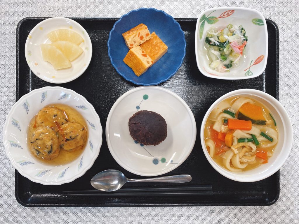 3月21日月曜日・春分の日　きょうのお昼ごはんは、真砂揚げ・卵焼き・和え物・ぼたもち・ひもかわうどん・くだものでした。