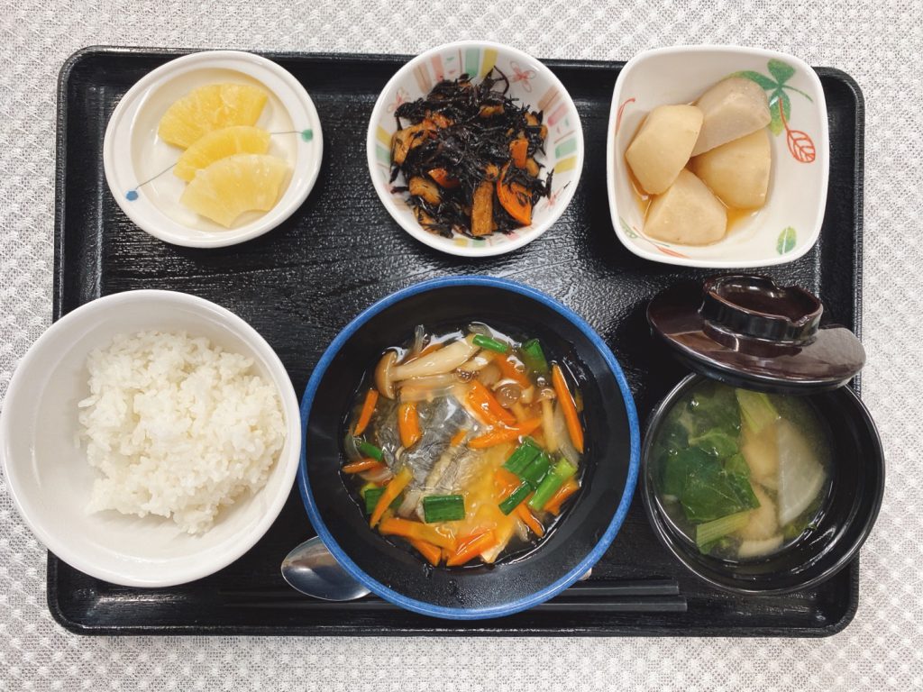 3月22日火曜日　きょうのお昼ごはんは、鰆の野菜あんかけ・ひじき炒め・里芋の煮ころがし・味噌汁・くだものでした。