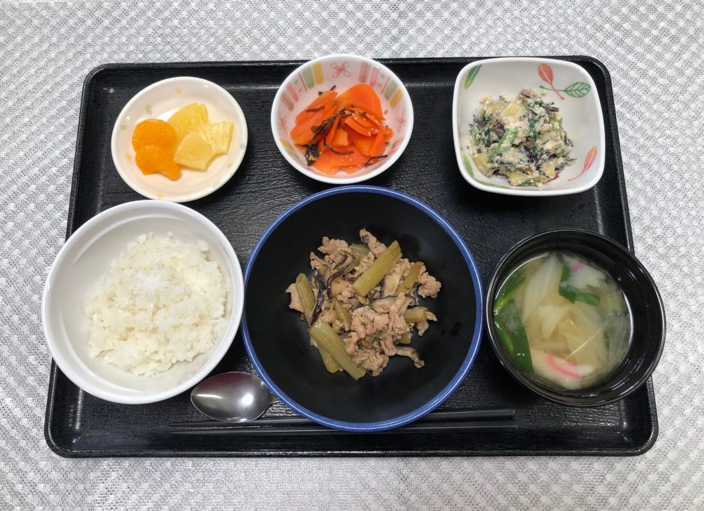 ３月23日水曜日　きょうのお昼ごはんは、ふきと豚肉のほろ苦炒め・白和え・人参しりしり・味噌汁・くだものでした。