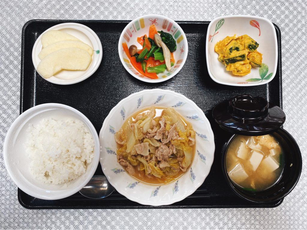 3月24日木曜日　きょうのお昼ごはんは、豚肉と白菜のごま煮・三色ナムル・昆布かぼちゃ・みそ汁・くだものでした。