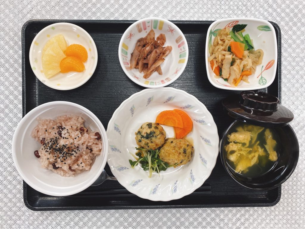 3月26日土曜日　きょうのお昼ごはんは、卒園祝いお赤飯・にらマヨつくね・煮物・梅ごぼう・お吸い物・くだものでした。