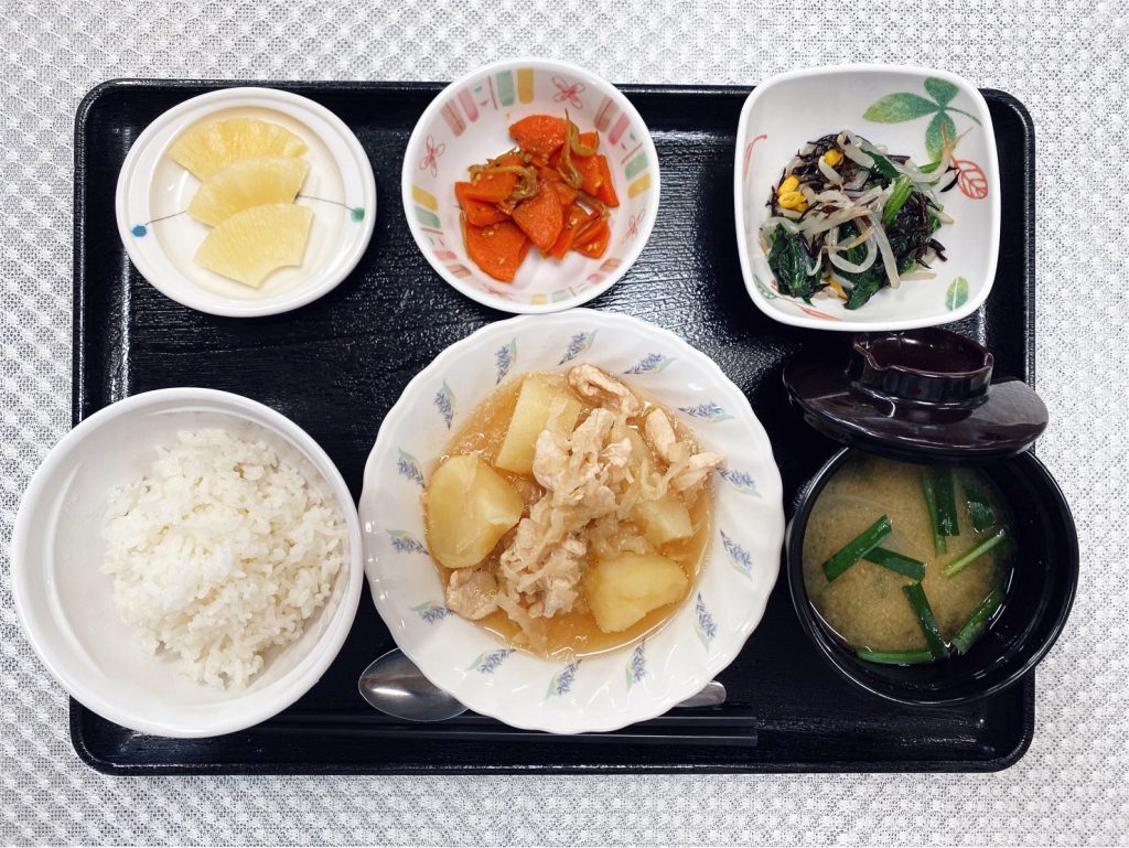 3月28日月曜日　きょうのお昼ごはんは、鶏肉とじゃが芋の味噌煮込み・ひじき和え・じゃこ人参・みそ汁・くだものでした。