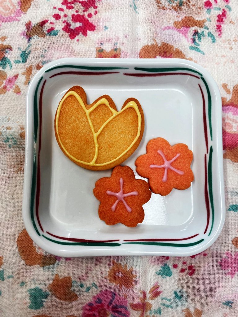 3月28日月曜日　きょうのおやつは、お花のクッキーでした。