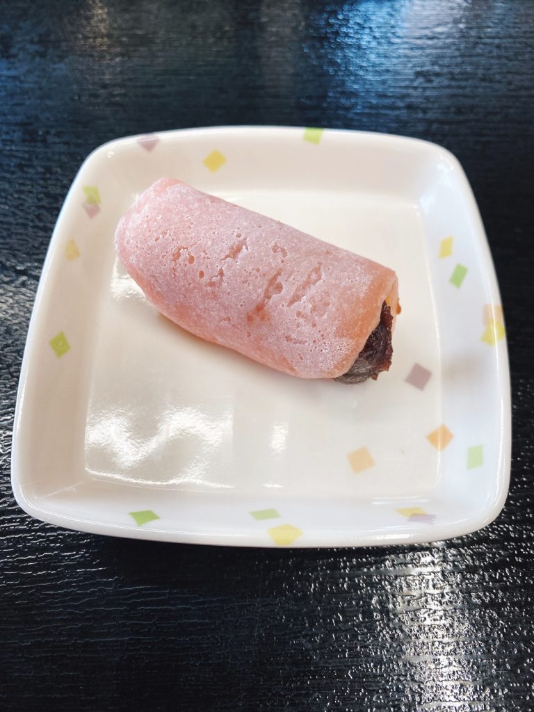 3月30日水曜日　きょうのおやつは、郷土のお菓子シリーズ　長命寺風の桜餅（関東）でした。
