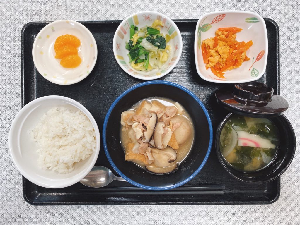 3月31日木曜日　きょうのお昼ごはんは、里芋と厚揚げのこっくり煮、ゆず浸し、人参の卵とじ、味噌汁、くだものでした。