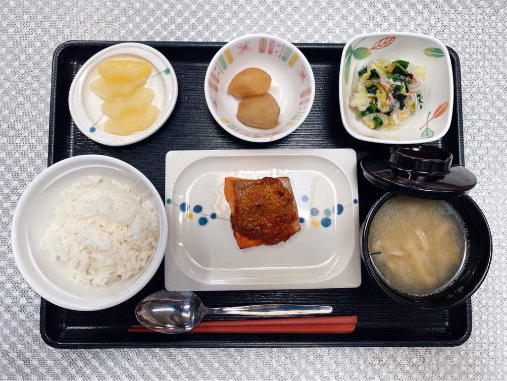 3月7日月曜日　きょうのお昼ごはんは、鮭のふきみそ焼き・甘酢和え・里芋の煮ころがし・味噌汁・果物でした。